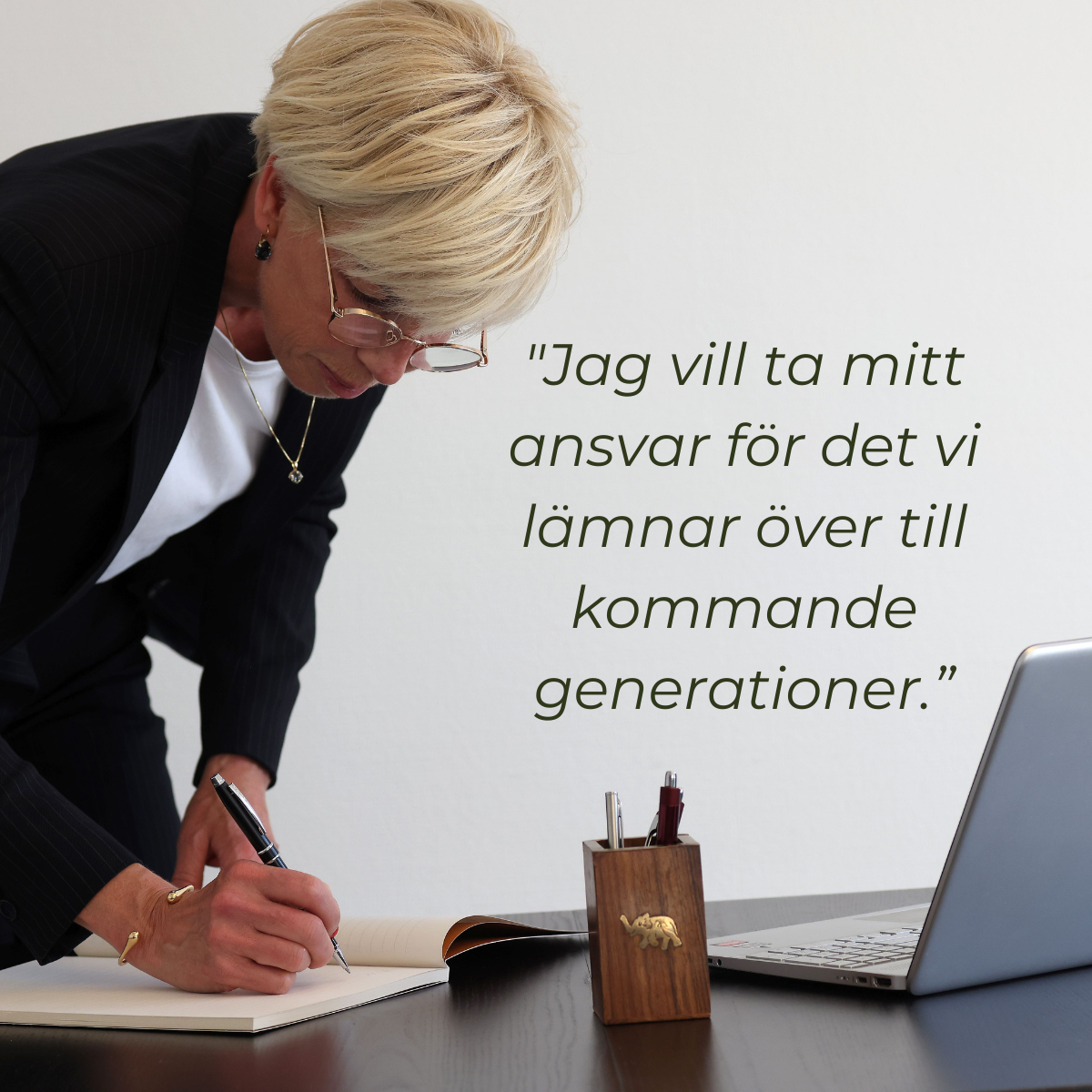 Linda skriver, stående, i anteckningsbok, med laptop och pennhållare på bordet. Citat Jag ser hållbarhet som en naturlig del av hur jag driver mitt företag. Linda skriver, stående, i anteckningsbok, med laptop och pennhållare på bordet. Citat Jag ser hållbarhet som en naturlig del av hur jag driver mitt företag.